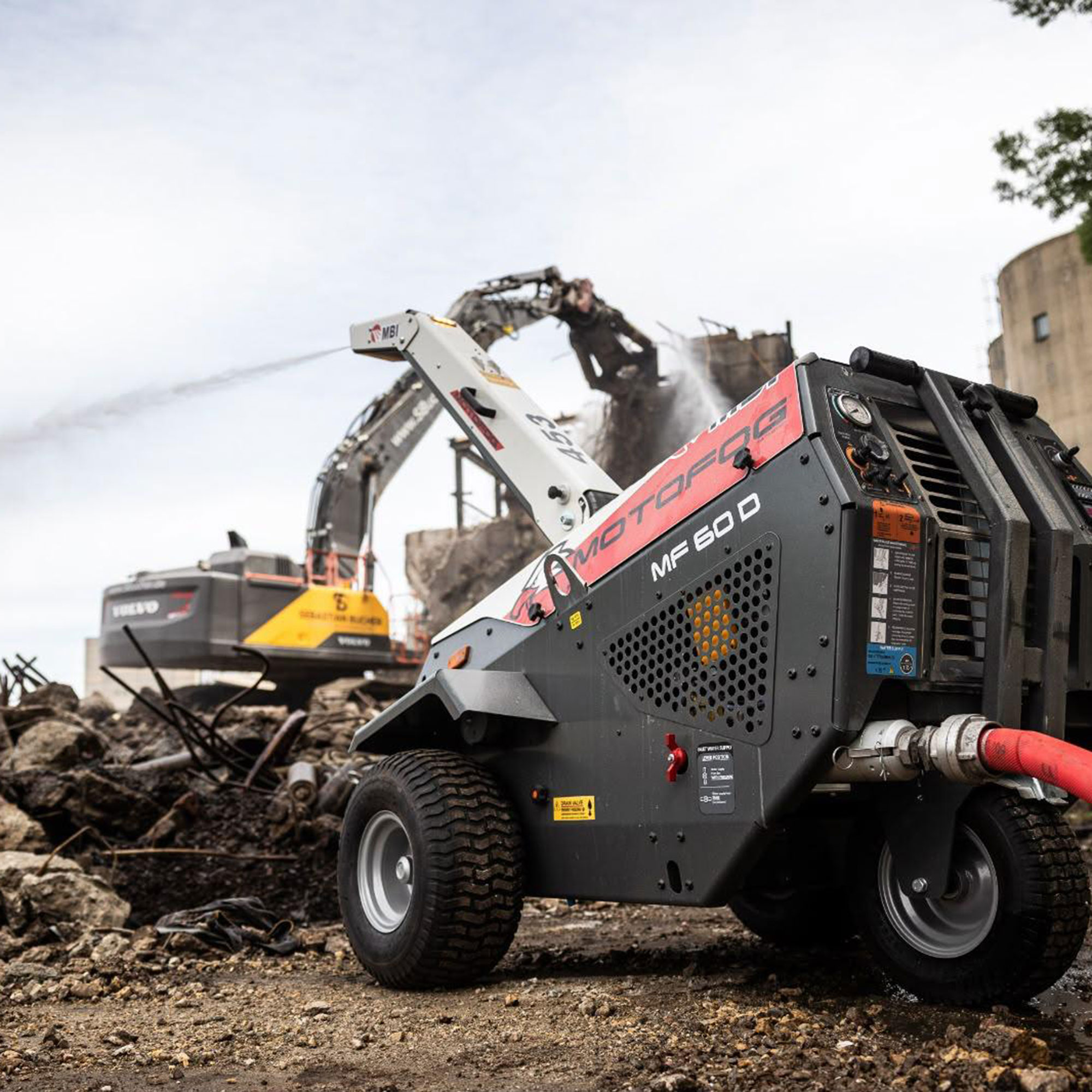 Motofog MF60D Staubbindeanlage vor Abbruchbagger auf Abrissbaustelle