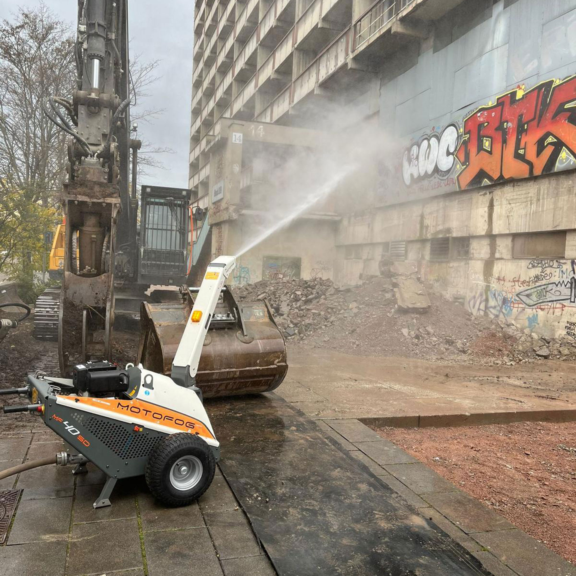 Motofog MF40 SD Staubbindeanlage besprüht Abbruchschutt auf Abrissbaustelle